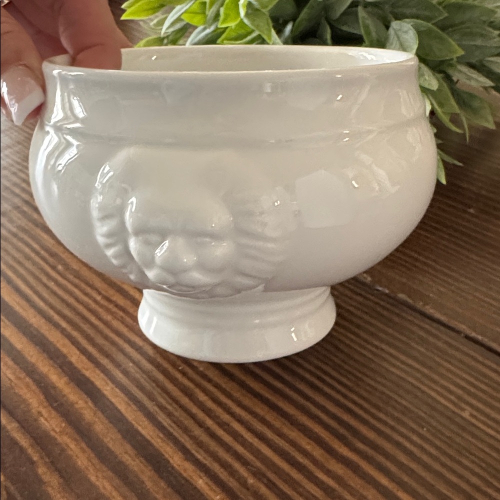 Sur La Table White Lion's Head Ceramic Bowls - Set of 4 French onion soup ☃️ - Picture 4 of 4